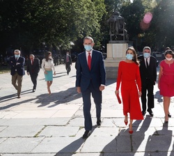 Don Felipe y Doña Letizia se dirgen al interior del Museo del Prado
